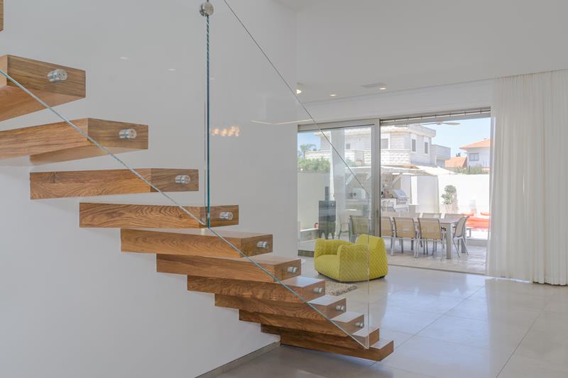 מדרגות עץ מרחפות עם מעקה זכוכית